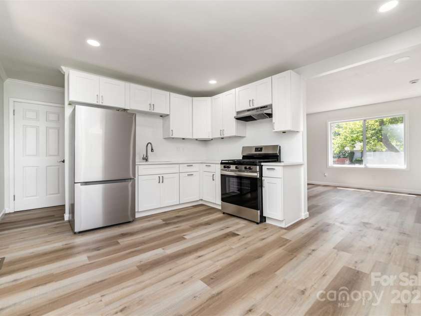 4023 Oak Forest Drive, Charlotte, NC 28215.  MLS# CAR4287493, YatesRealty ID 31158. 