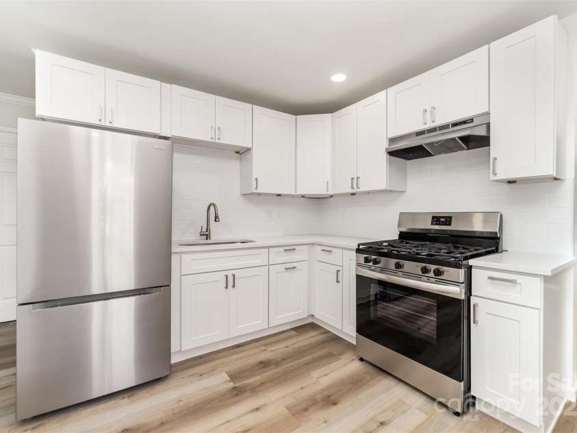 4023 Oak Forest Drive, Charlotte, NC 28215.  MLS# CAR4287493, YatesRealty ID 31158. 