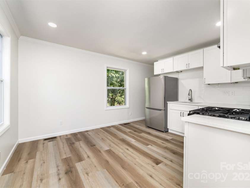 4023 Oak Forest Drive, Charlotte, NC 28215.  MLS# CAR4287493, YatesRealty ID 31158. 