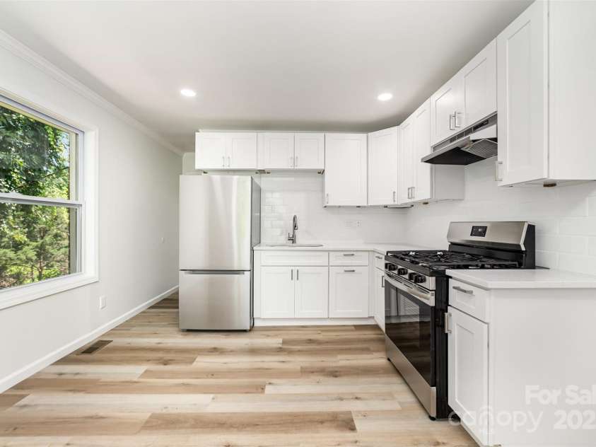 4023 Oak Forest Drive, Charlotte, NC 28215.  MLS# CAR4287493, YatesRealty ID 31158. 