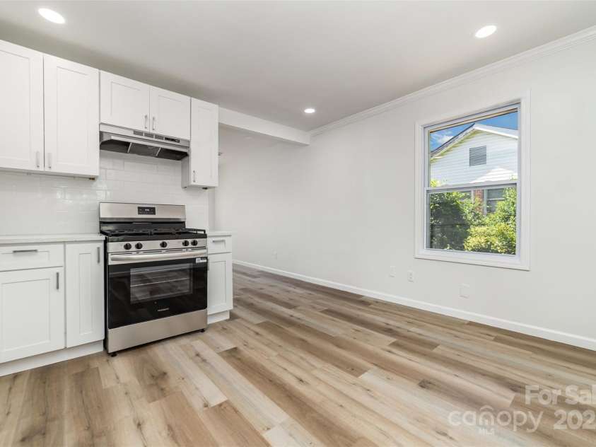 4023 Oak Forest Drive, Charlotte, NC 28215.  MLS# CAR4287493, YatesRealty ID 31158. 