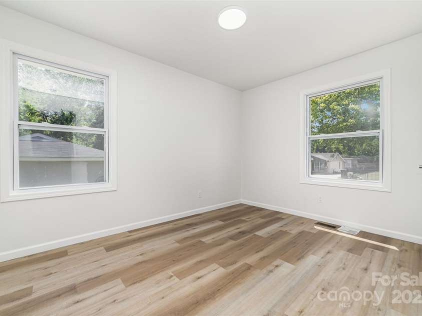 4023 Oak Forest Drive, Charlotte, NC 28215.  MLS# CAR4287493, YatesRealty ID 31158. 
