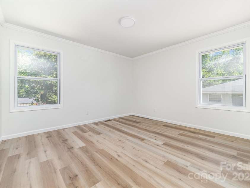 4023 Oak Forest Drive, Charlotte, NC 28215.  MLS# CAR4287493, YatesRealty ID 31158. 