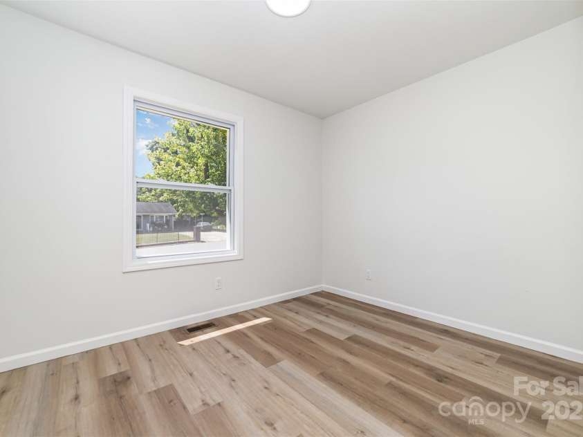 4023 Oak Forest Drive, Charlotte, NC 28215.  MLS# CAR4287493, YatesRealty ID 31158. 