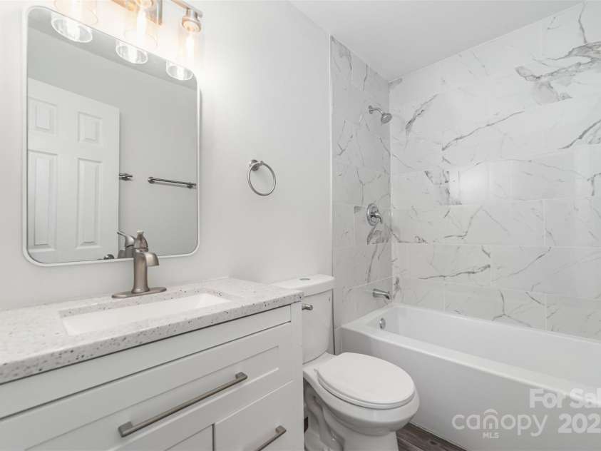 4023 Oak Forest Drive, Charlotte, NC 28215.  MLS# CAR4287493, YatesRealty ID 31158. 