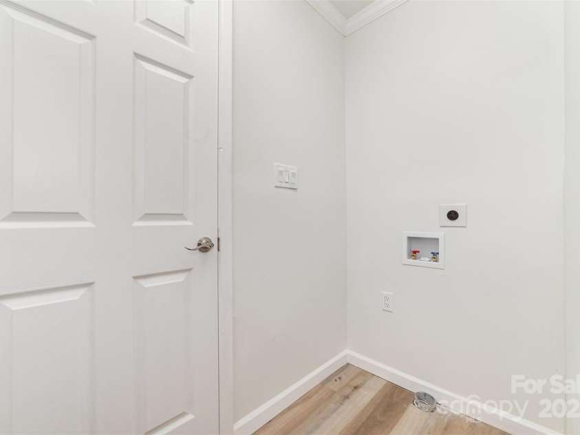 4023 Oak Forest Drive, Charlotte, NC 28215.  MLS# CAR4287493, YatesRealty ID 31158. 