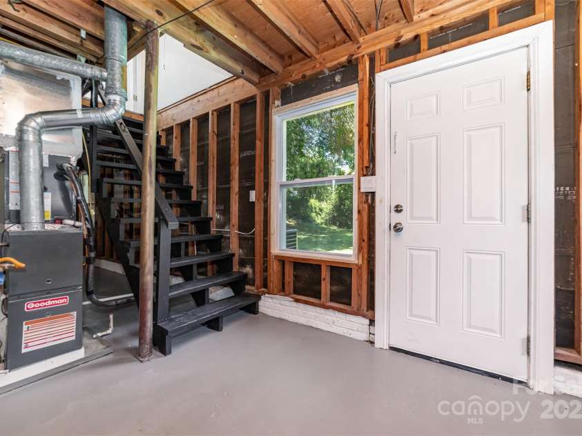 4023 Oak Forest Drive, Charlotte, NC 28215.  MLS# CAR4287493, YatesRealty ID 31158. 