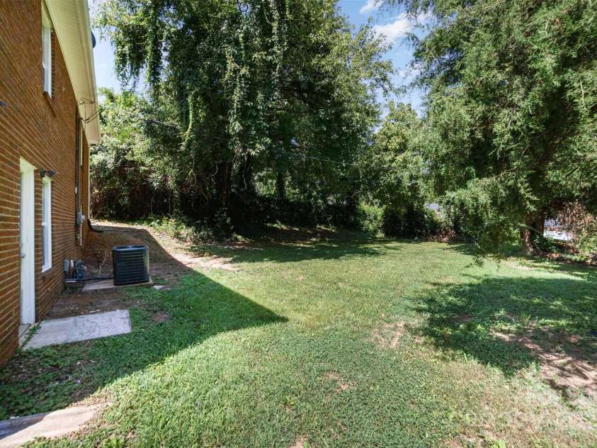 4023 Oak Forest Drive, Charlotte, NC 28215.  MLS# CAR4287493, YatesRealty ID 31158. 