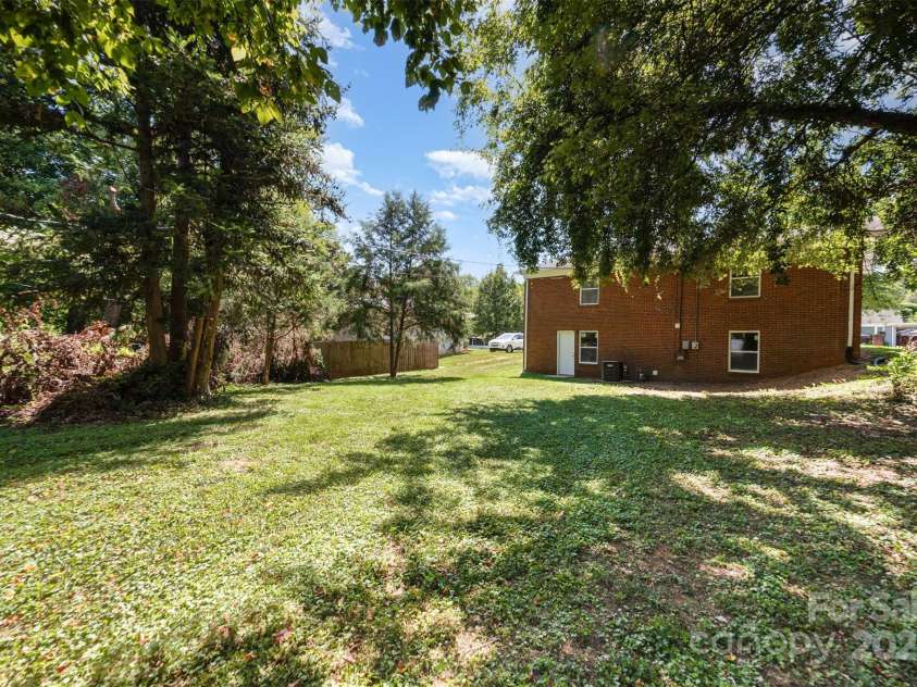 4023 Oak Forest Drive, Charlotte, NC 28215.  MLS# CAR4287493, YatesRealty ID 31158. 
