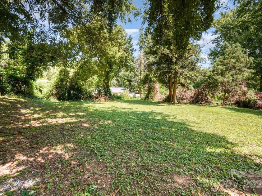 4023 Oak Forest Drive, Charlotte, NC 28215.  MLS# CAR4287493, YatesRealty ID 31158. 