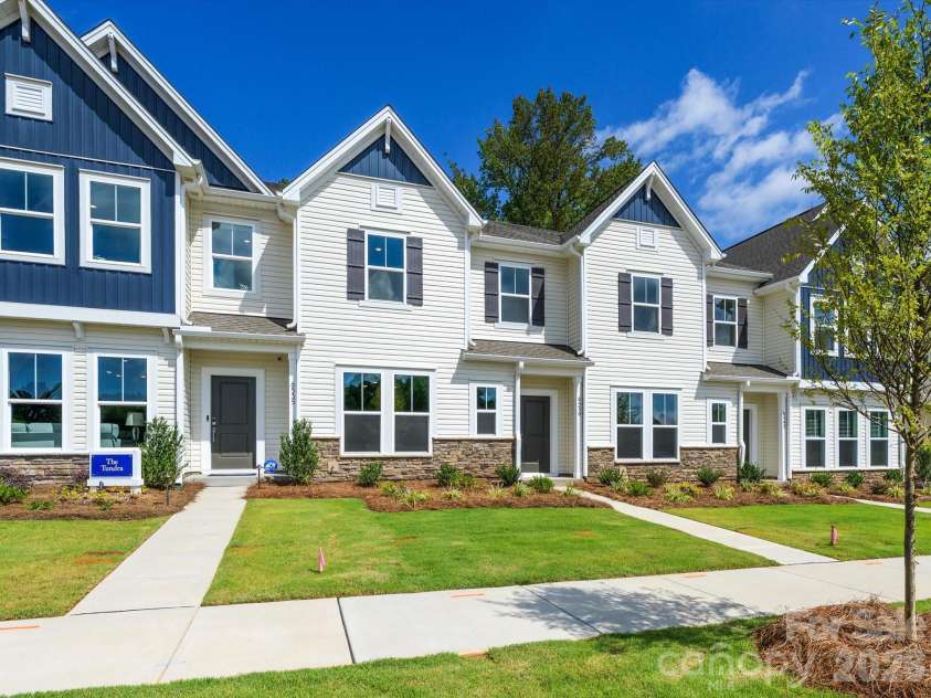 6539 Fire Lily Lane, Charlotte, NC 28216.  MLS# CAR4380525, YatesRealty ID 31158. 