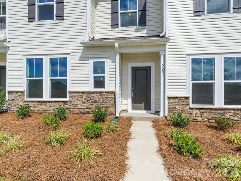 6539 Fire Lily Lane, Charlotte, NC 28216.  MLS# CAR4380525, YatesRealty ID 31158. 