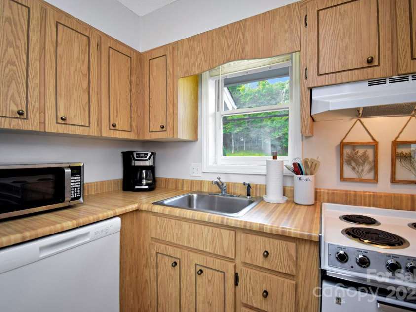 367 Skyleaf Drive, Banner Elk, NC 28604.  MLS# CAR4251134, YatesRealty ID 3116. 