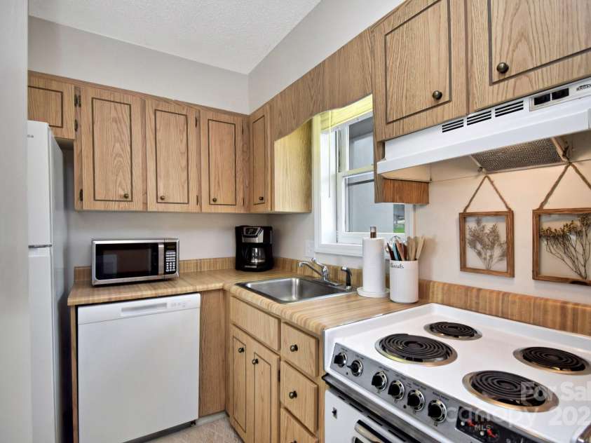 367 Skyleaf Drive, Banner Elk, NC 28604.  MLS# CAR4251134, YatesRealty ID 3116. Sp