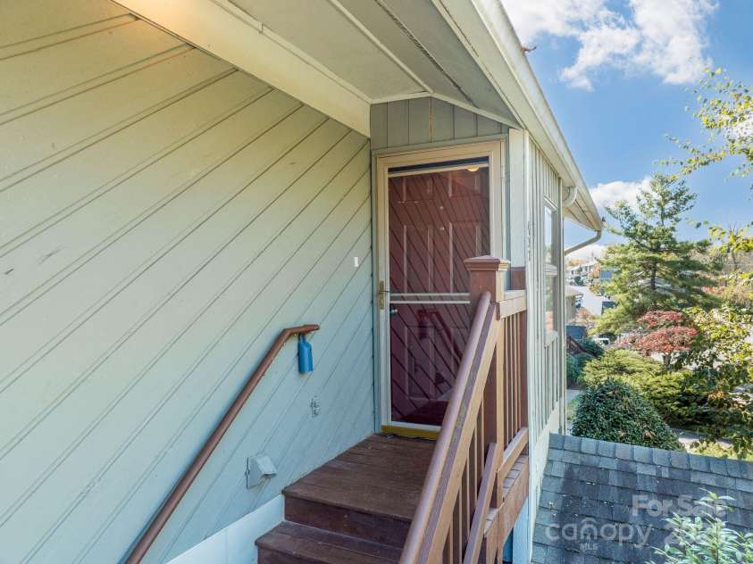 432 Windswept Drive, Asheville, NC 28801.  MLS# CAR4194301, YatesRealty ID 3116. 