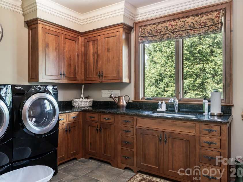 83 Summit Tower Circle, Asheville, NC 28804.  MLS# CAR4377034, YatesRealty ID 31160. 