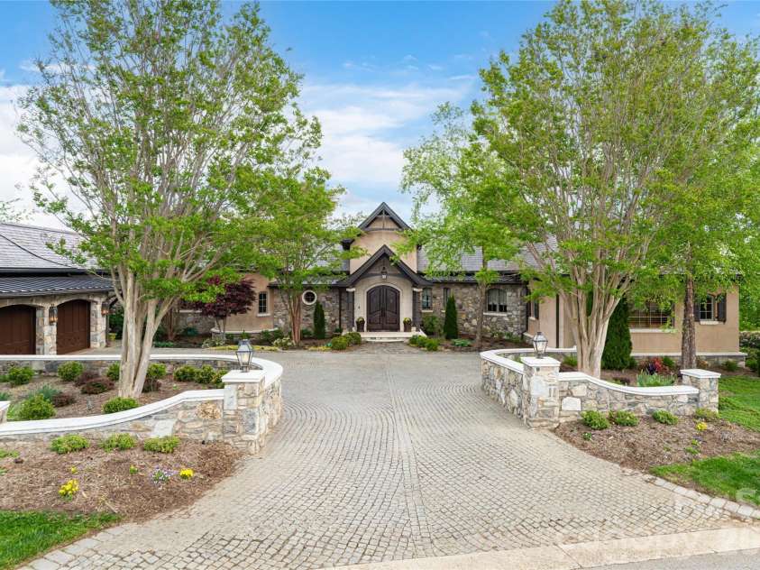 83 Summit Tower Circle, Asheville, NC 28804.  MLS# CAR4377034, YatesRealty ID 31160. 