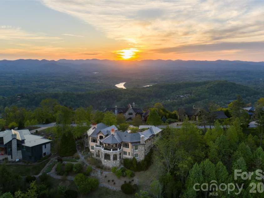 83 Summit Tower Circle, Asheville, NC 28804.  MLS# CAR4377034, YatesRealty ID 31160. 