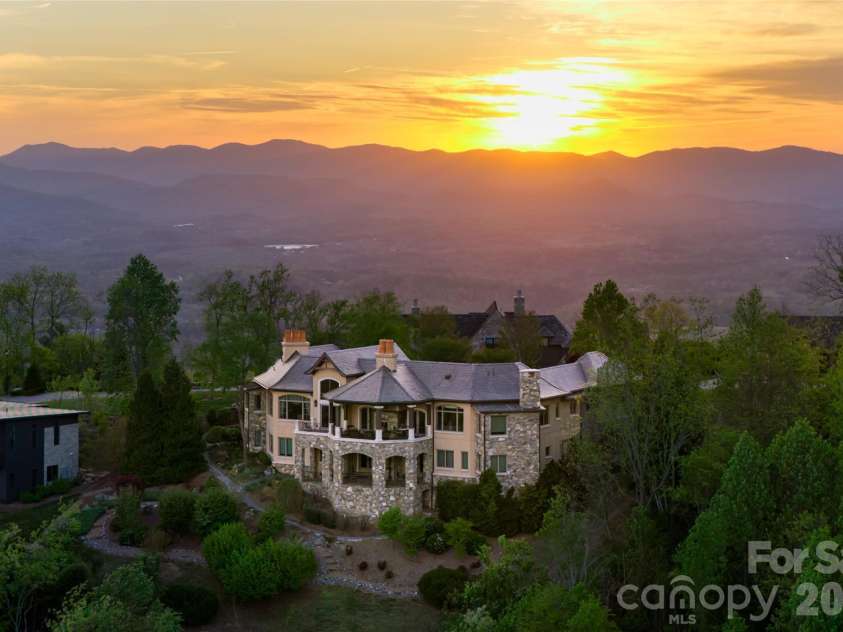83 Summit Tower Circle, Asheville, NC 28804.  MLS# CAR4377034, YatesRealty ID 31160. 