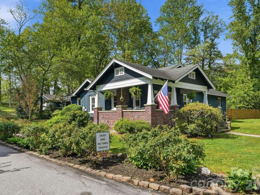 127 Erkwood Drive, Hendersonville, NC 28739.  MLS# CAR4373487, YatesRealty ID 31161. 