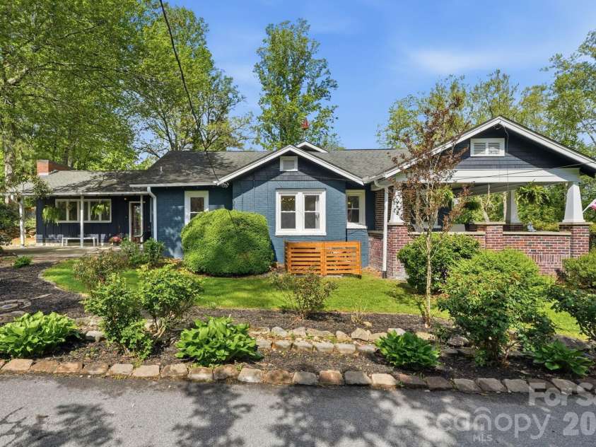 127 Erkwood Drive, Hendersonville, NC 28739.  MLS# CAR4373487, YatesRealty ID 31161. 