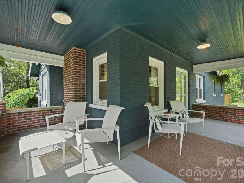 127 Erkwood Drive, Hendersonville, NC 28739.  MLS# CAR4373487, YatesRealty ID 31161. 