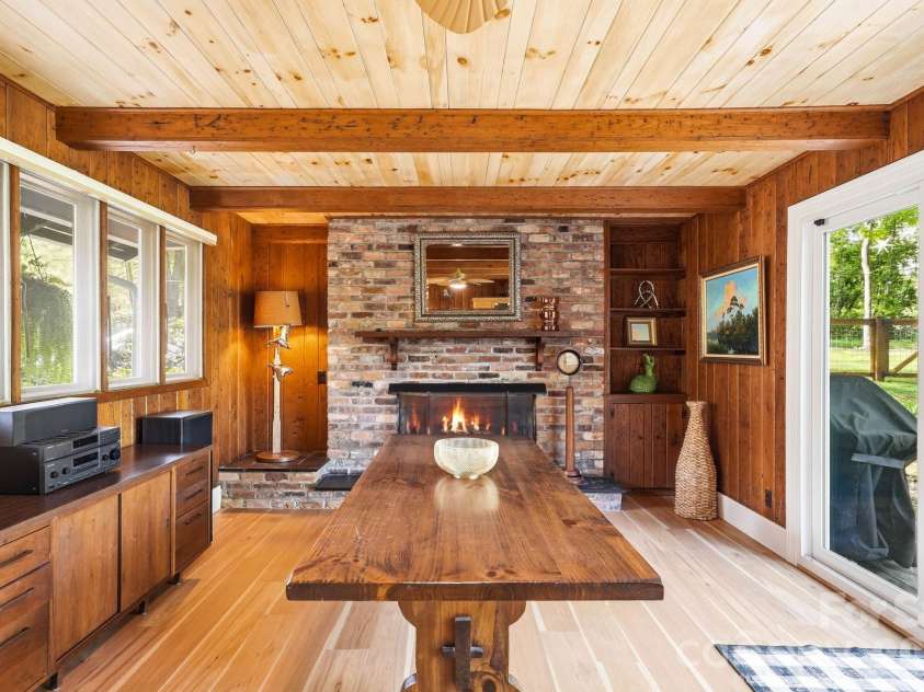 127 Erkwood Drive, Hendersonville, NC 28739.  MLS# CAR4373487, YatesRealty ID 31161. 