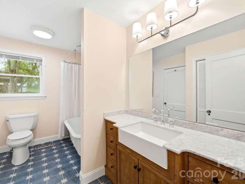 127 Erkwood Drive, Hendersonville, NC 28739.  MLS# CAR4373487, YatesRealty ID 31161. 
