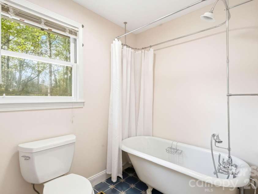 127 Erkwood Drive, Hendersonville, NC 28739.  MLS# CAR4373487, YatesRealty ID 31161. 