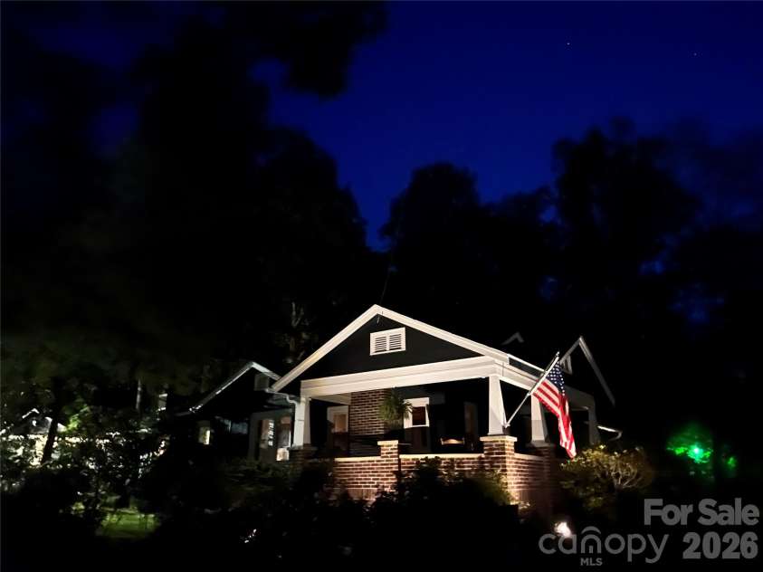 127 Erkwood Drive, Hendersonville, NC 28739.  MLS# CAR4373487, YatesRealty ID 31161. 