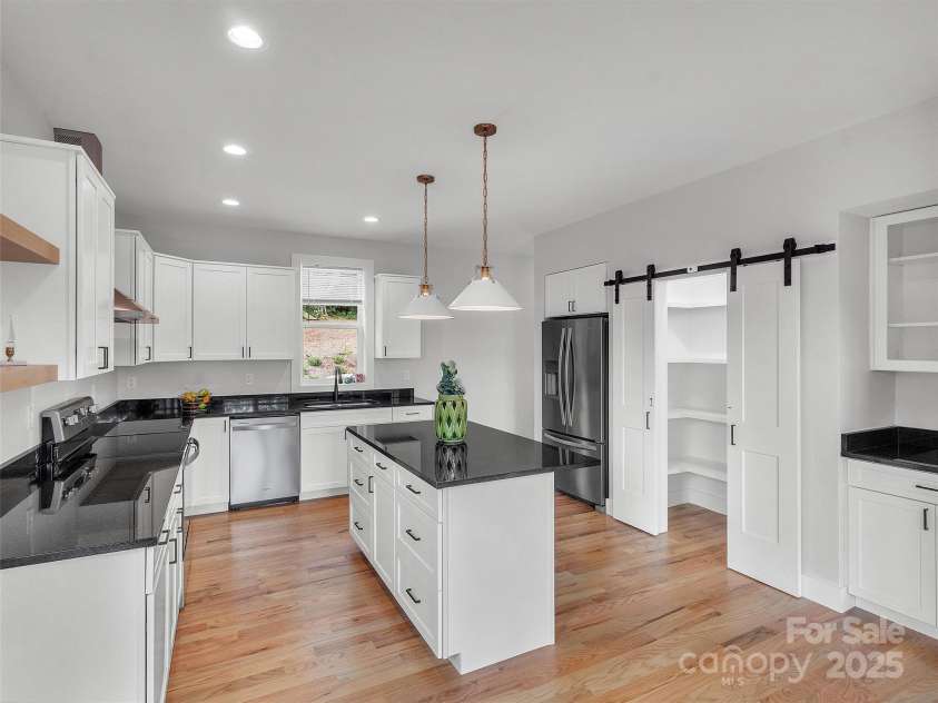 64 Longview Road, Asheville, NC 28806.  MLS# CAR4286389, YatesRealty ID 31162. Chef's kitchen