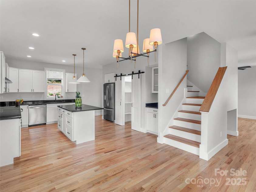 64 Longview Road, Asheville, NC 28806.  MLS# CAR4286389, YatesRealty ID 31162. Open floor plan