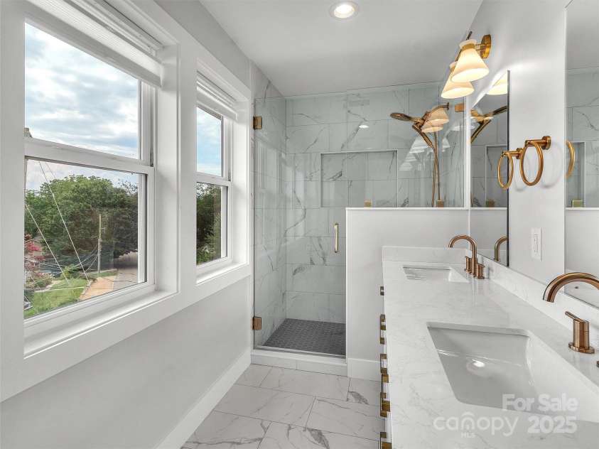 64 Longview Road, Asheville, NC 28806.  MLS# CAR4286389, YatesRealty ID 31162. Primary Bath