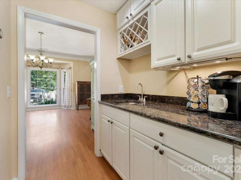 1524 Candlewyck Court, Kannapolis, NC 28081.  MLS# CAR4279653, YatesRealty ID 31163. Butler's pantry