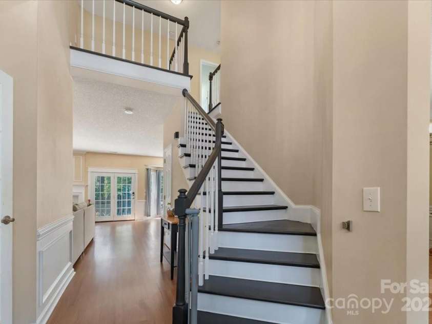 1524 Candlewyck Court, Kannapolis, NC 28081.  MLS# CAR4279653, YatesRealty ID 31163. Elegant two story staircase