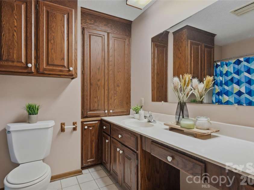 5303 Rogers Road, Indian Trail, NC 28110.  MLS# CAR4386509, YatesRealty ID 31167. Hall Bath