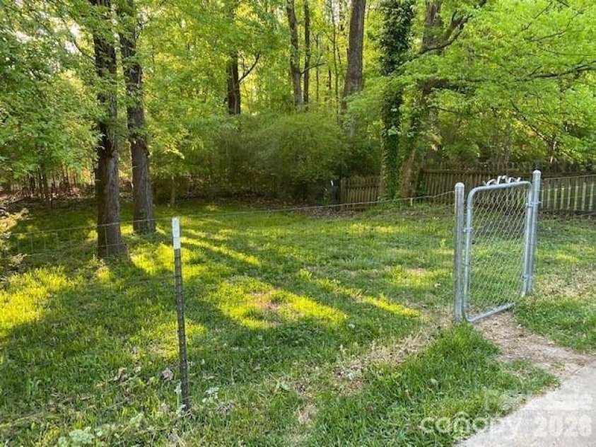11701 Shandon Circle, Charlotte, NC 28226.  MLS# CAR4392622, YatesRealty ID 31169. 