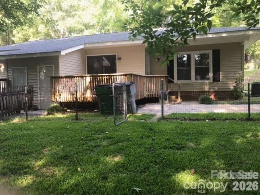 11701 Shandon Circle, Charlotte, NC 28226.  MLS# CAR4392622, YatesRealty ID 31169. 