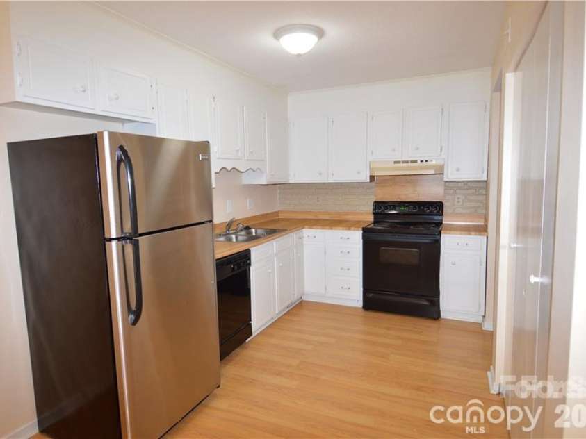 11701 Shandon Circle, Charlotte, NC 28226.  MLS# CAR4392622, YatesRealty ID 31169. 