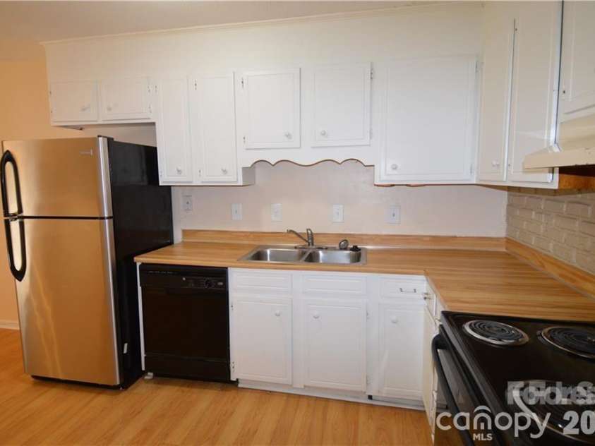 11701 Shandon Circle, Charlotte, NC 28226.  MLS# CAR4392622, YatesRealty ID 31169. 