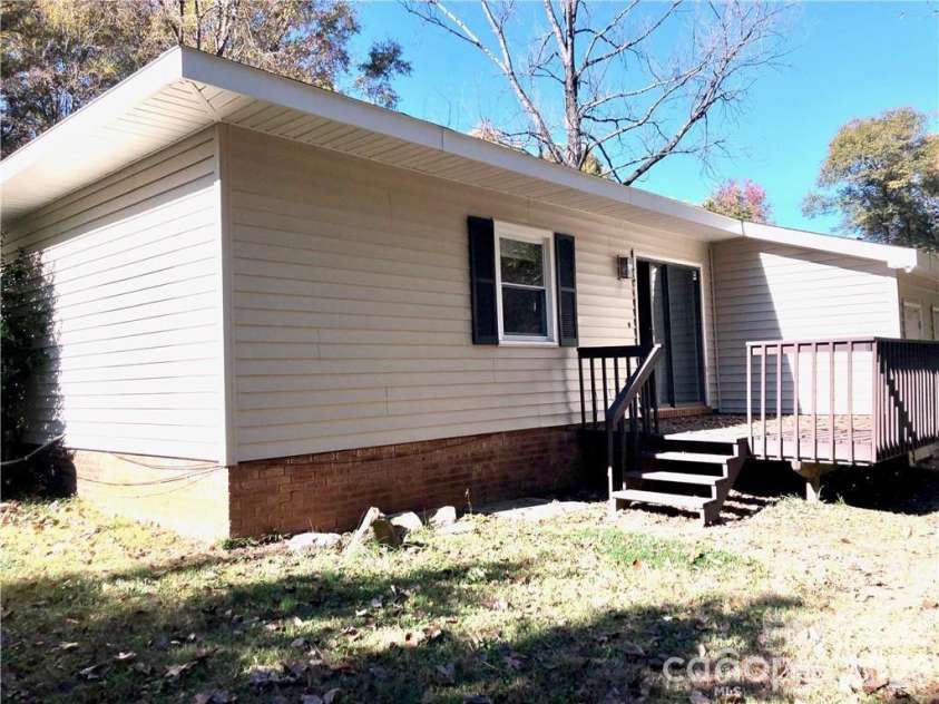 11701 Shandon Circle, Charlotte, NC 28226.  MLS# CAR4392622, YatesRealty ID 31169. 