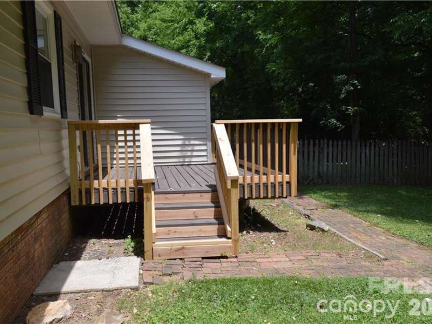 11701 Shandon Circle, Charlotte, NC 28226.  MLS# CAR4392622, YatesRealty ID 31169. 