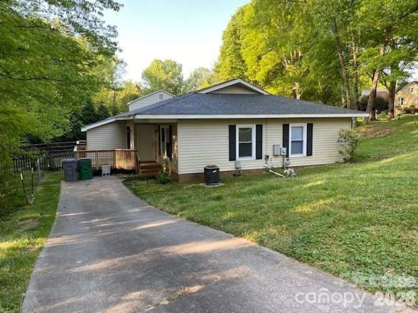 11701 Shandon Circle, Charlotte, NC 28226.  MLS# CAR4392622, YatesRealty ID 31169. 7113 Porterfield- Exterior