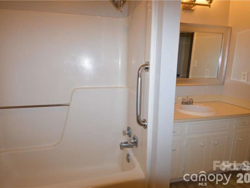 11701 Shandon Circle, Charlotte, NC 28226.  MLS# CAR4392622, YatesRealty ID 31169. Bath in 7113 Porterfield