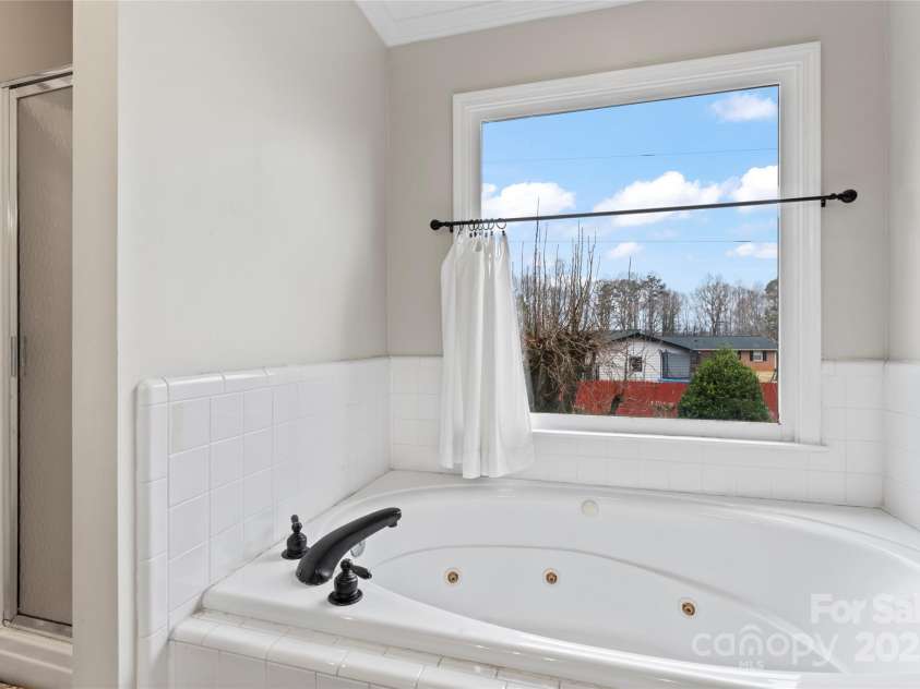 1511 35th Avenue, Hickory, NC 28601.  MLS# CAR4221533, YatesRealty ID 3117. Jetted tub in primary bath