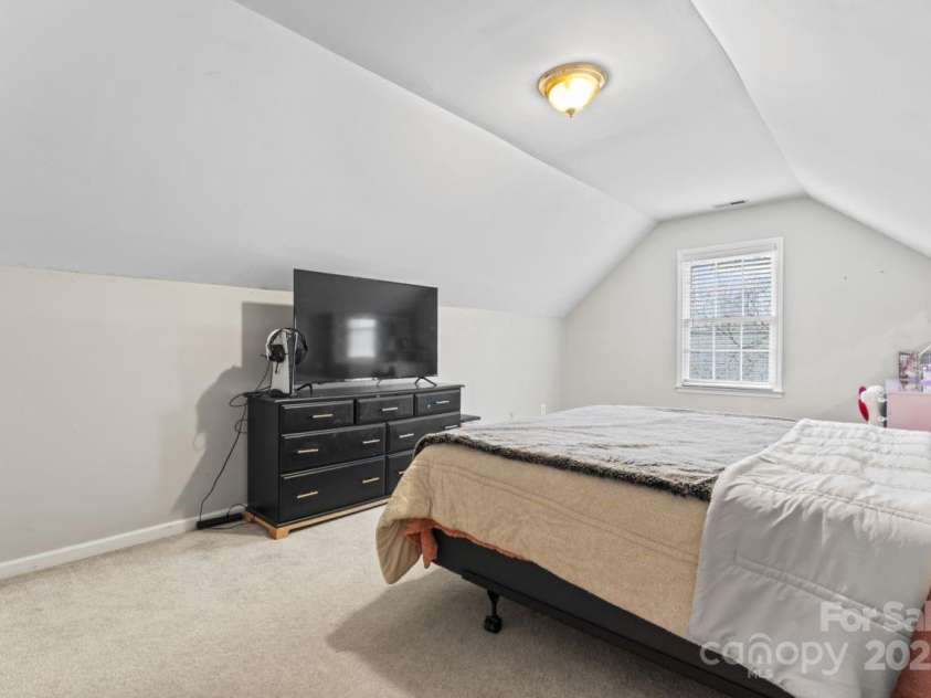 1511 35th Avenue, Hickory, NC 28601.  MLS# CAR4221533, YatesRealty ID 3117. Large bonus room