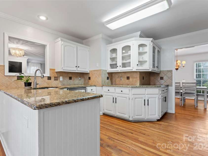 1511 35th Avenue, Hickory, NC 28601.  MLS# CAR4221533, YatesRealty ID 3117. Large Kitchen with island