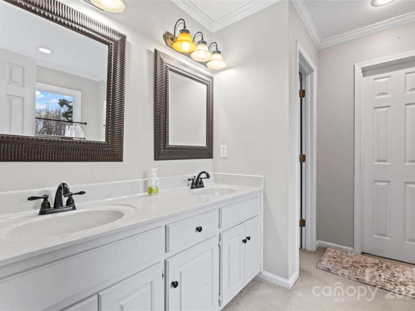 1511 35th Avenue, Hickory, NC 28601.  MLS# CAR4221533, YatesRealty ID 3117. Primary ensuite bathroom