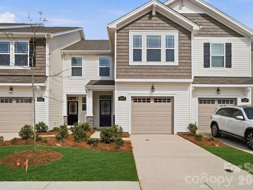 6019 Mallow Crossing Lane, Charlotte, NC 28213.  MLS# CAR4344237, YatesRealty ID 31170. 