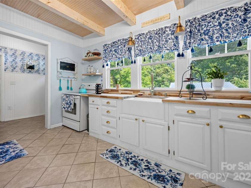 1231 Caldwell Place, Lenoir, NC 28645.  MLS# CAR4281144, YatesRealty ID 31172. 